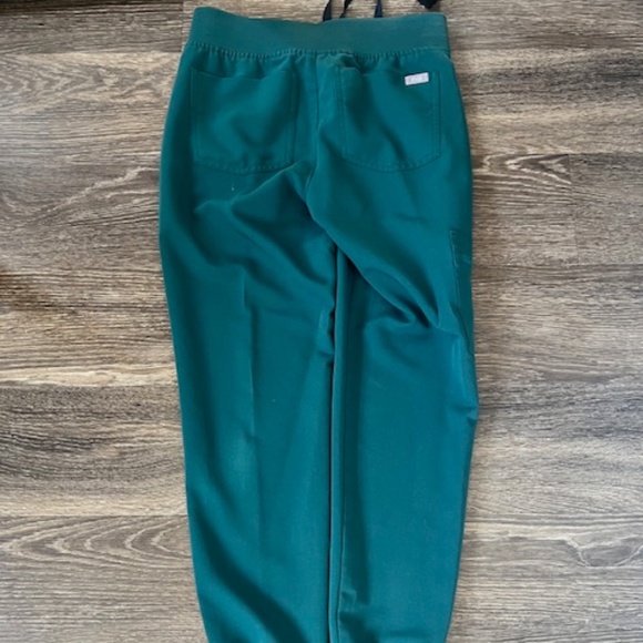 Figs Forest Green  Zamora™ - Petite Jogger Scrub Pant - Picture 2 of 2